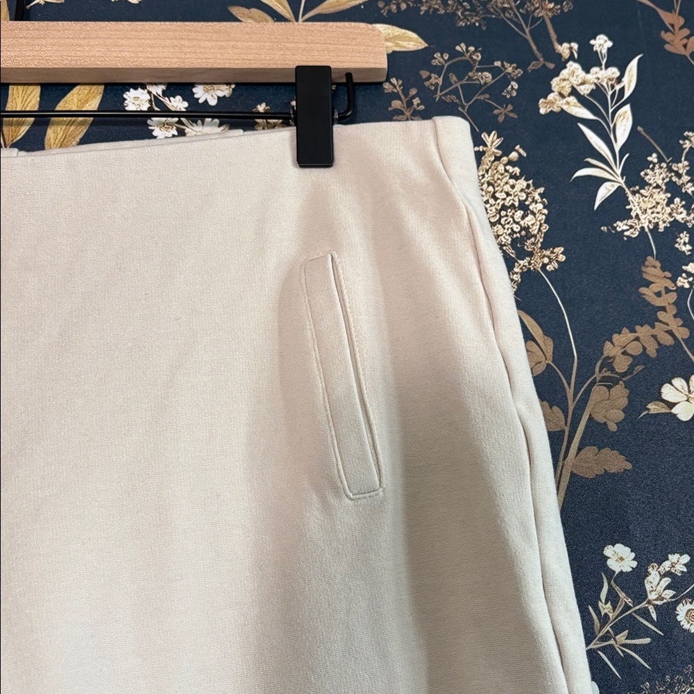 Chico's Cream Pull-On Ankle Pants Size 1.5 - Picture 4 of 9